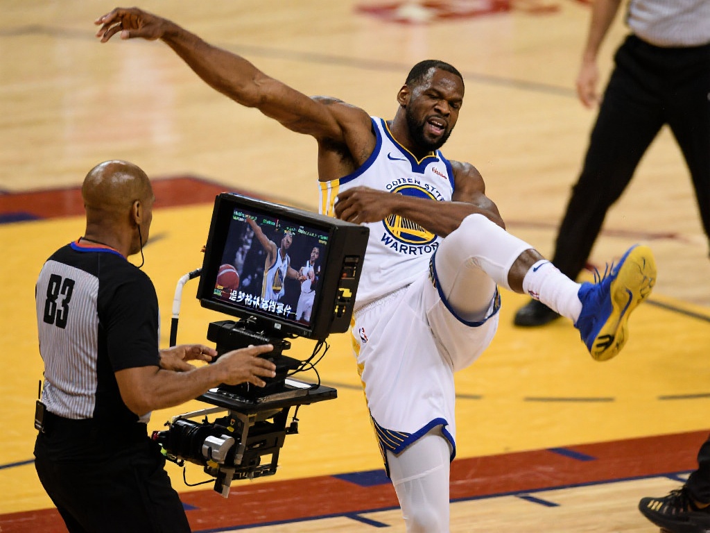 卡林顿三分抢投肘击波普 裁判回看未升级犯规 在某些类似案例中,裁判的行为也有可能因视