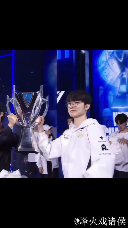 [JR热议]鼓励新人，KeSPA杯夺冠后Faker让peyz先捧杯