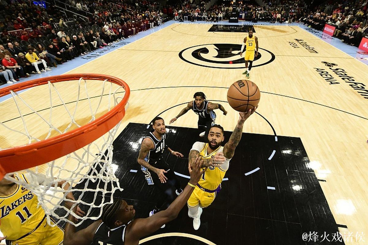 沃克轰下26分,老鹰客场不敌湖人 沃克轰下26分,老鹰客场不敌湖人